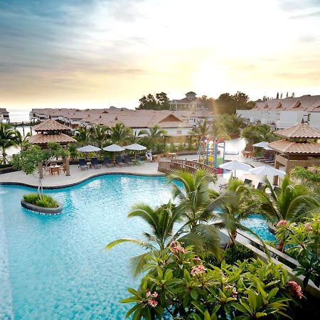 Hotel Grand Lexis Port Dickson Exteriér fotografie The pool at the Hard Rock Hotel