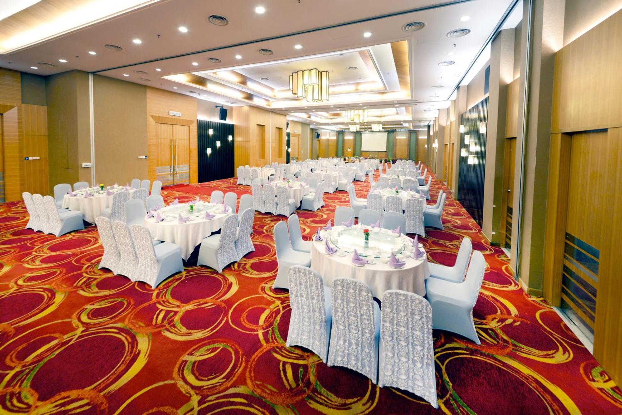 Hotel Grand Lexis Port Dickson Exteriér fotografie The ballroom of the hotel