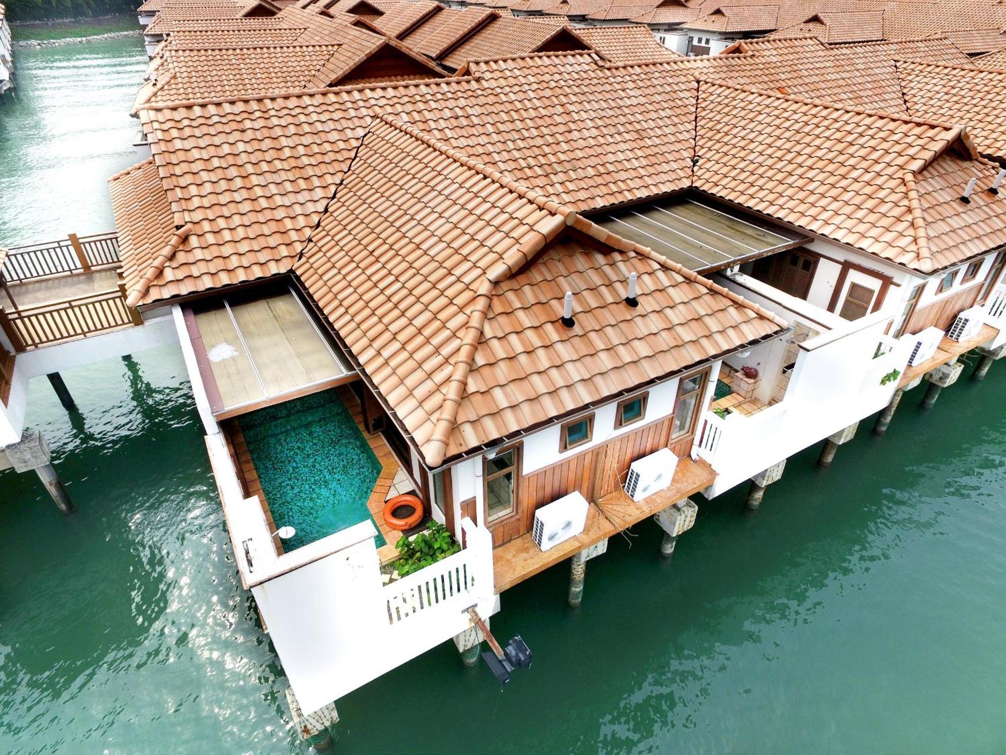 Hotel Grand Lexis Port Dickson Exteriér fotografie Overwater villas