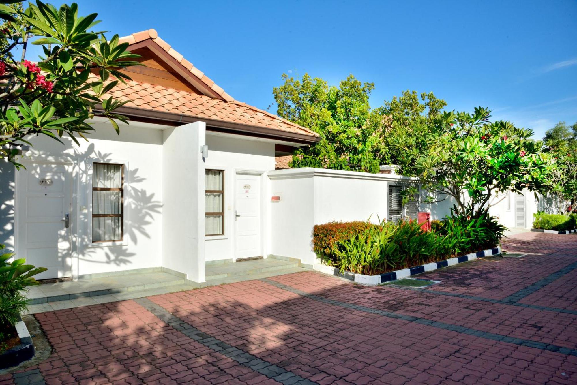 Hotel Grand Lexis Port Dickson Exteriér fotografie A typical house in the village