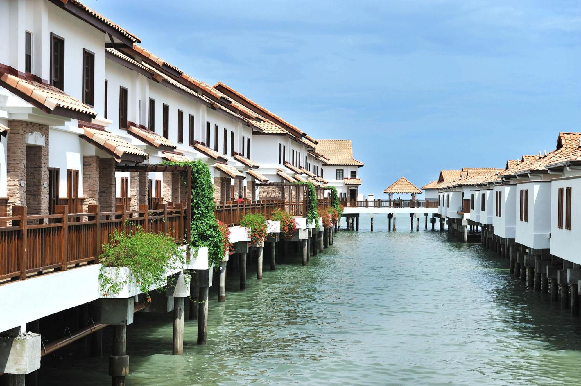 Hotel Grand Lexis Port Dickson Exteriér fotografie The resort's villas