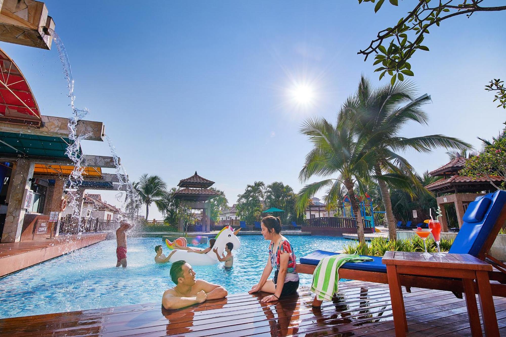 Hotel Grand Lexis Port Dickson Exteriér fotografie The swimming pool at the resort