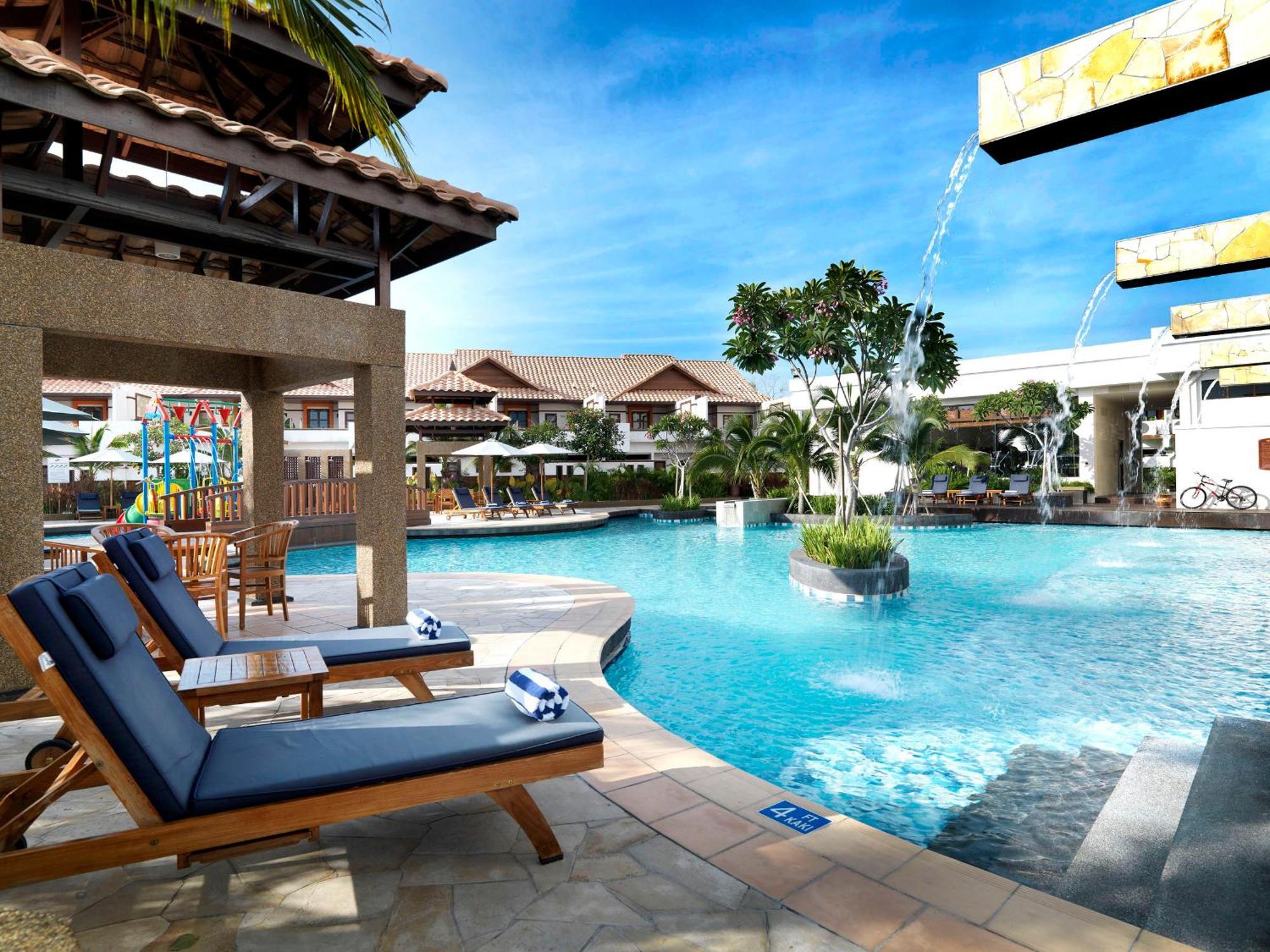 Hotel Grand Lexis Port Dickson Exteriér fotografie The swimming pool at the resort