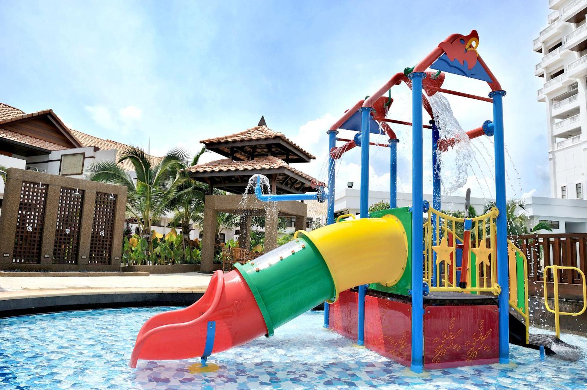 Hotel Grand Lexis Port Dickson Exteriér fotografie A water slide