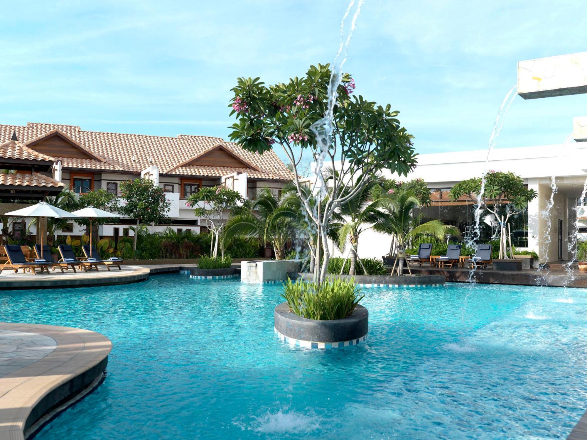 Hotel Grand Lexis Port Dickson Exteriér fotografie The pool at the hotel