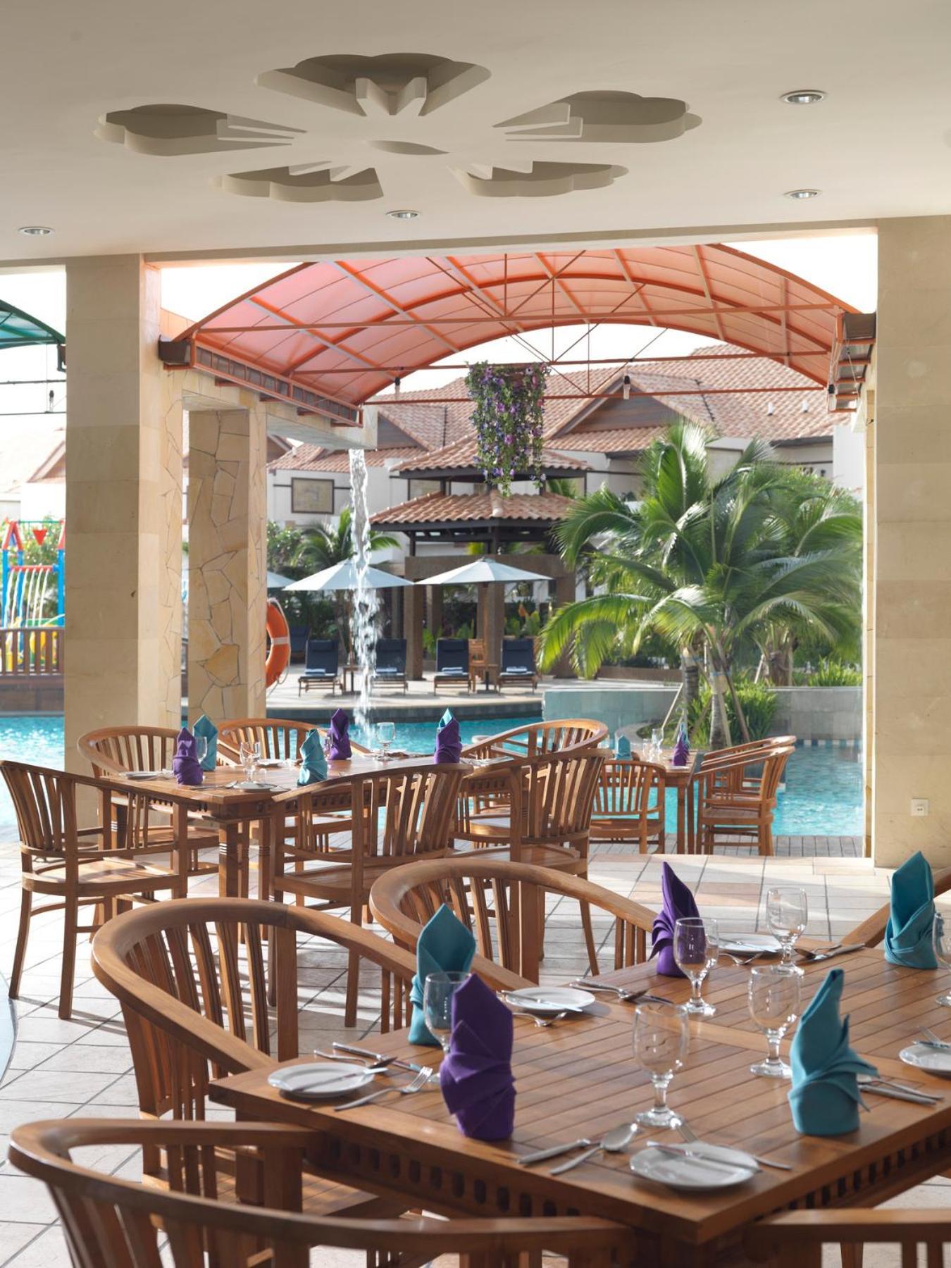 Hotel Grand Lexis Port Dickson Exteriér fotografie The poolside restaurant