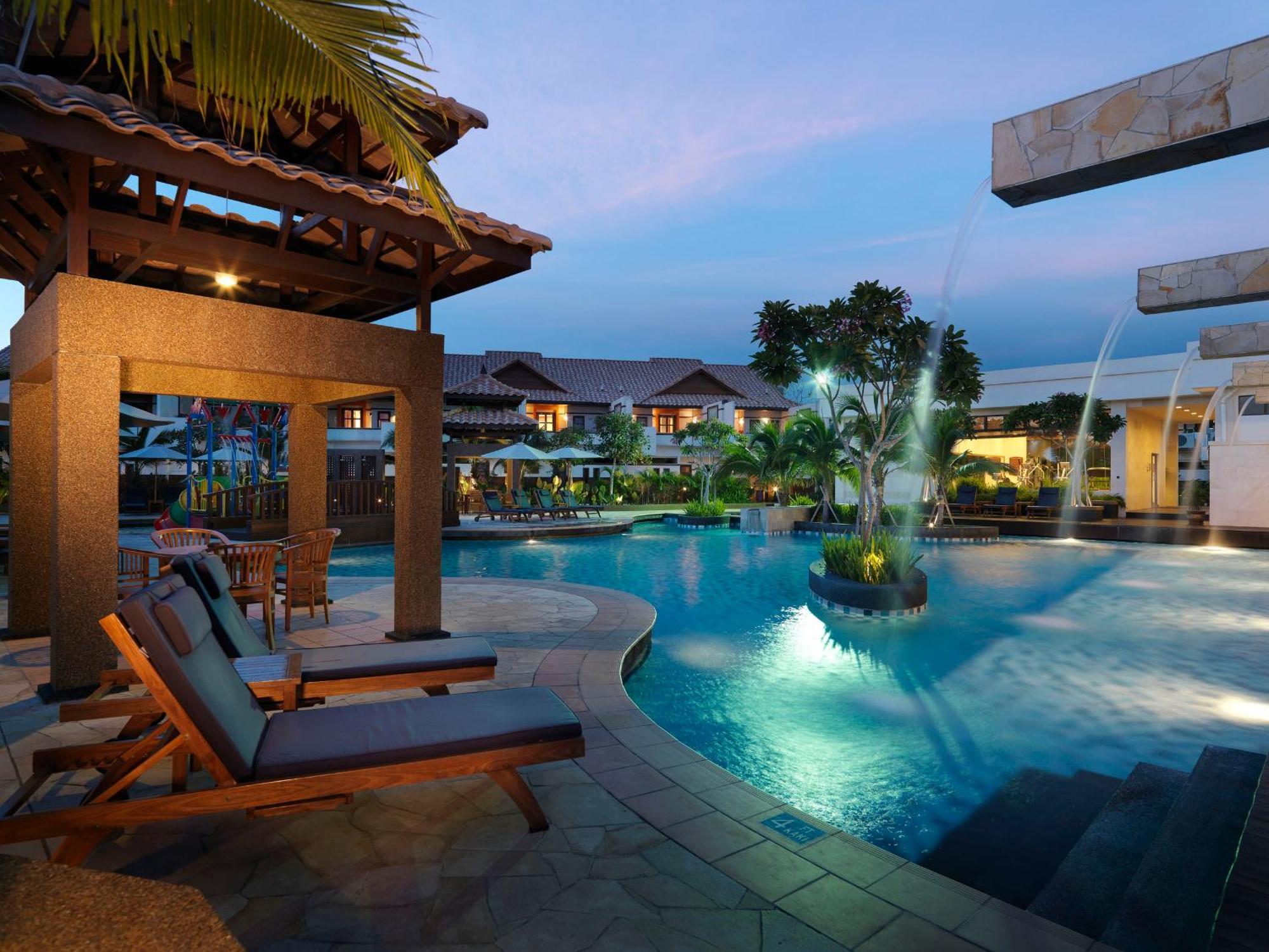 Hotel Grand Lexis Port Dickson Exteriér fotografie The swimming pool at the resort