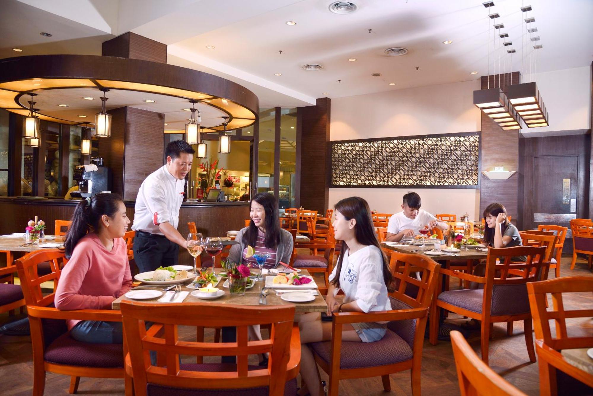 Hotel Grand Lexis Port Dickson Exteriér fotografie A restaurant in a hotel