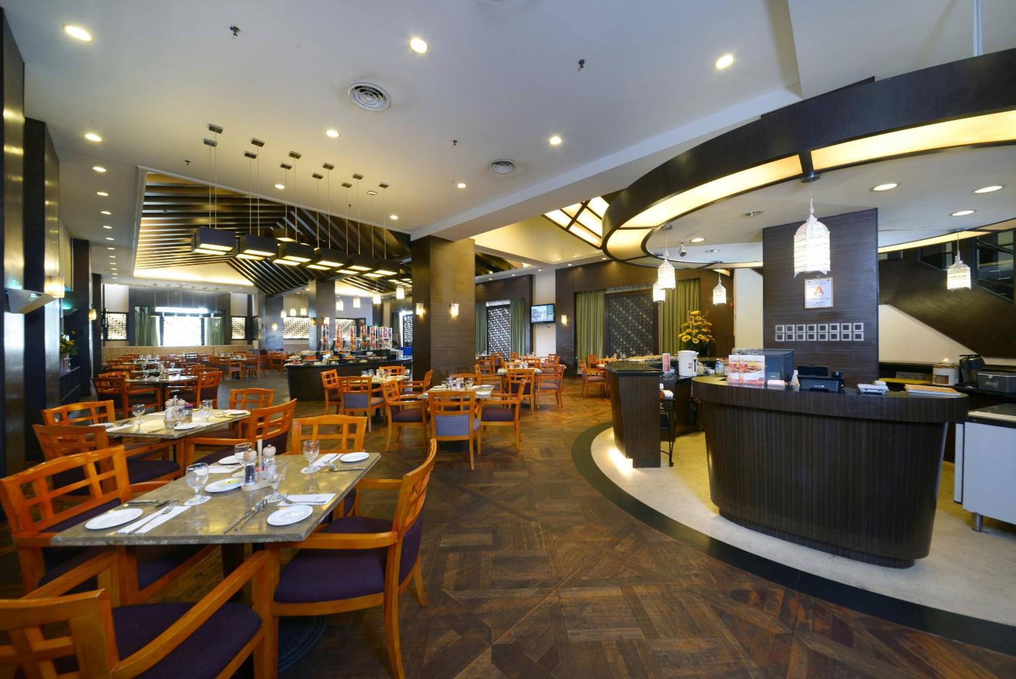 Hotel Grand Lexis Port Dickson Exteriér fotografie The interior of the restaurant