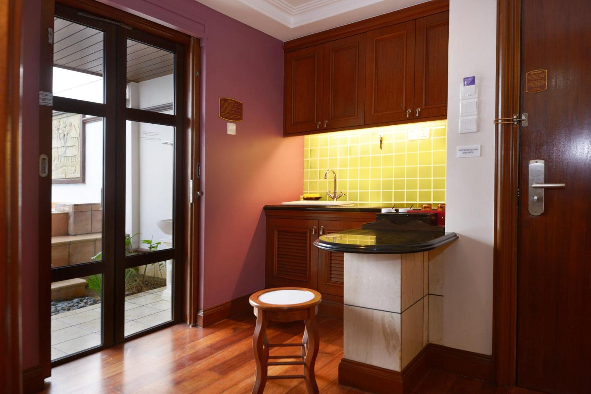 Hotel Grand Lexis Port Dickson Exteriér fotografie A small kitchen in a hotel
