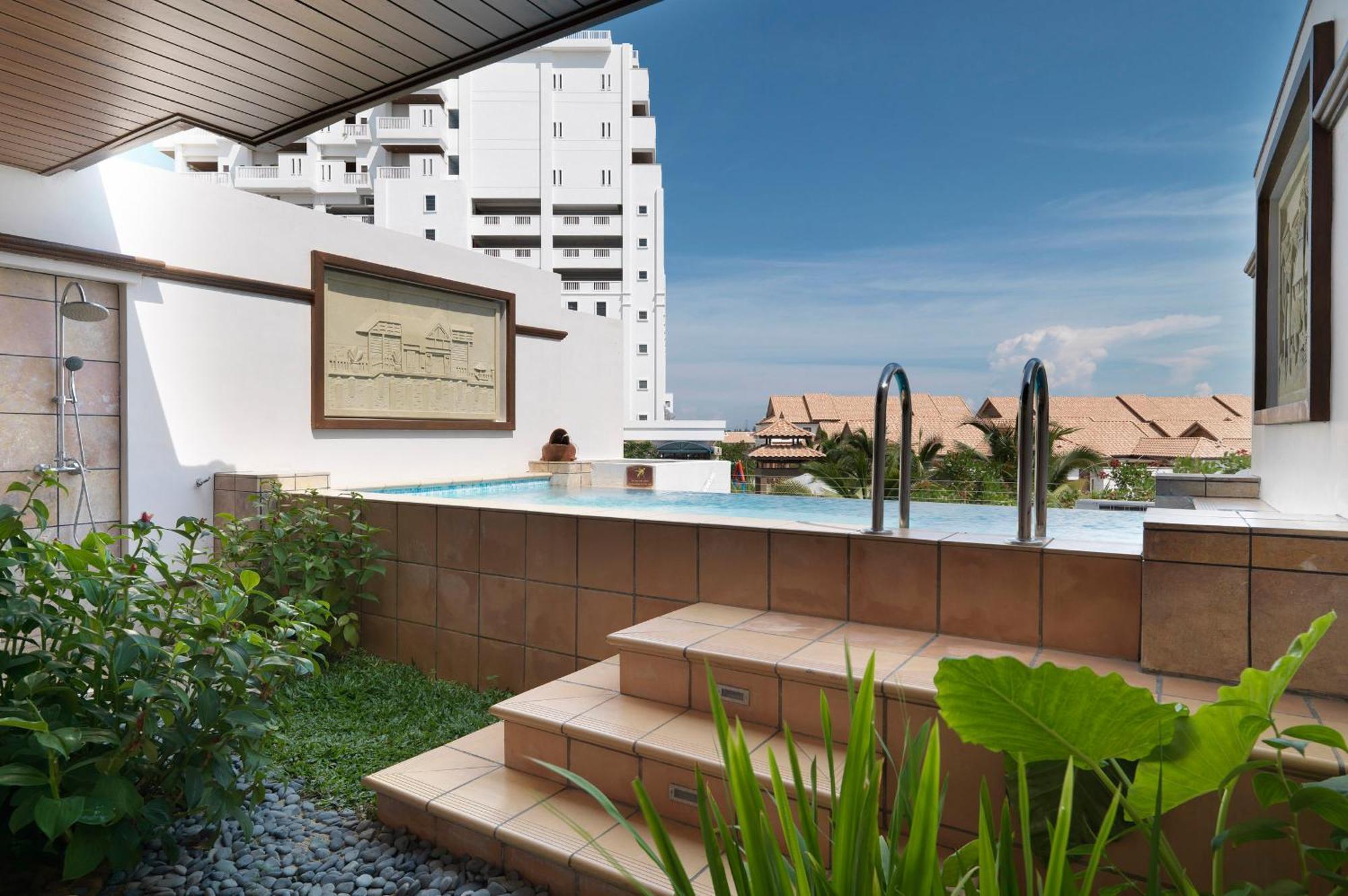 Hotel Grand Lexis Port Dickson Exteriér fotografie The swimming pool at the hotel