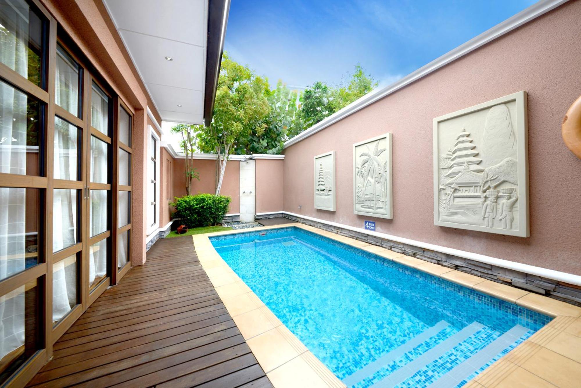 Hotel Grand Lexis Port Dickson Exteriér fotografie A private pool at a hotel