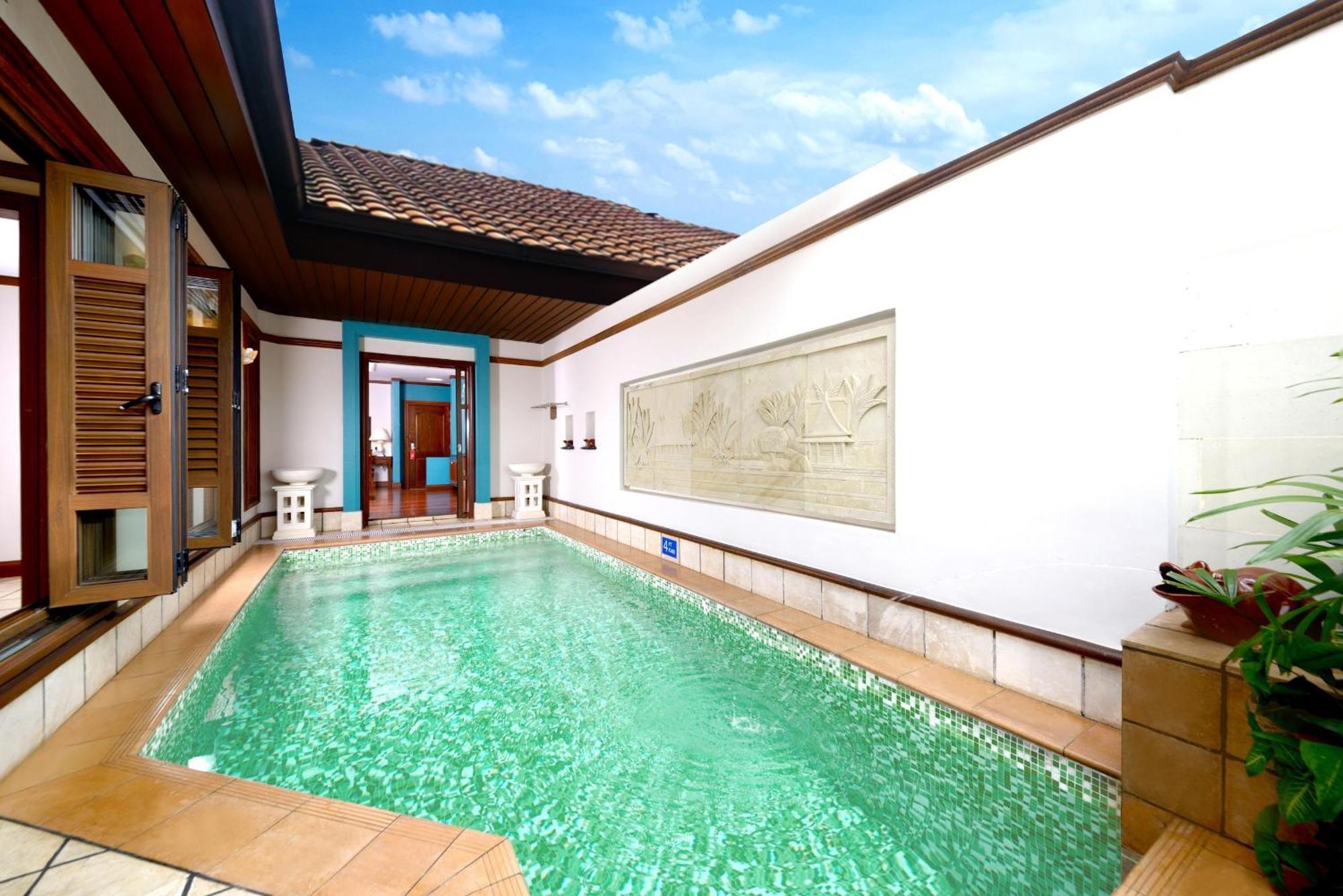 Hotel Grand Lexis Port Dickson Exteriér fotografie A pool at the hotel