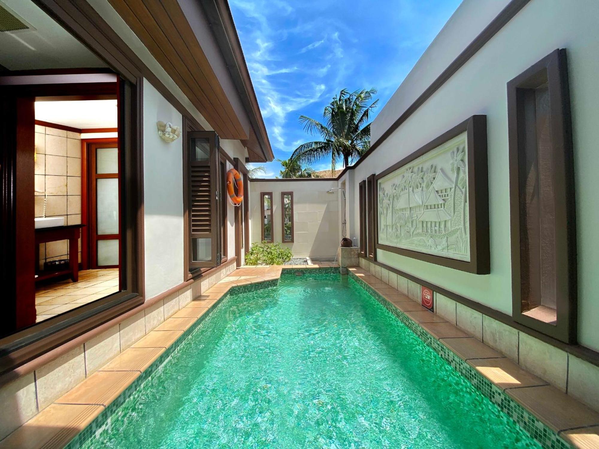 Hotel Grand Lexis Port Dickson Exteriér fotografie A pool villa at the resort